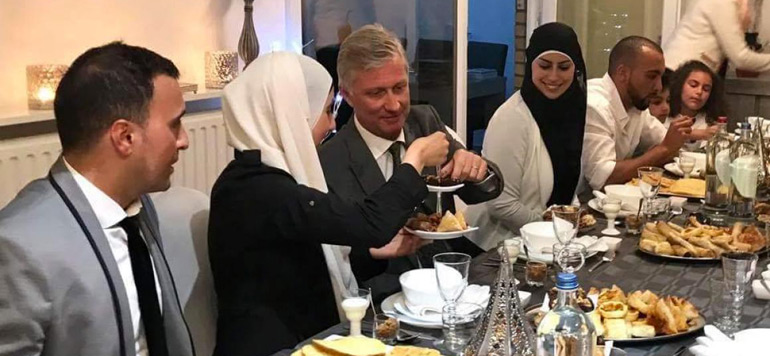 Le Roi des Belges partage la rupture du jeûne avec une famille marocaine