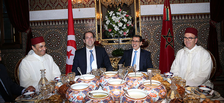 Vidéo : Le Roi Mohammed VI offre un iftar en l’honneur du chef du gouvernement tunisien