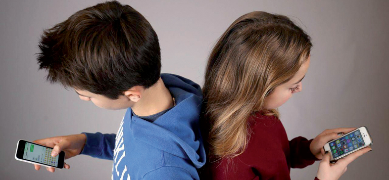Les réseaux sociaux risquent-ils de jeter un froid sur les relations familiales ?