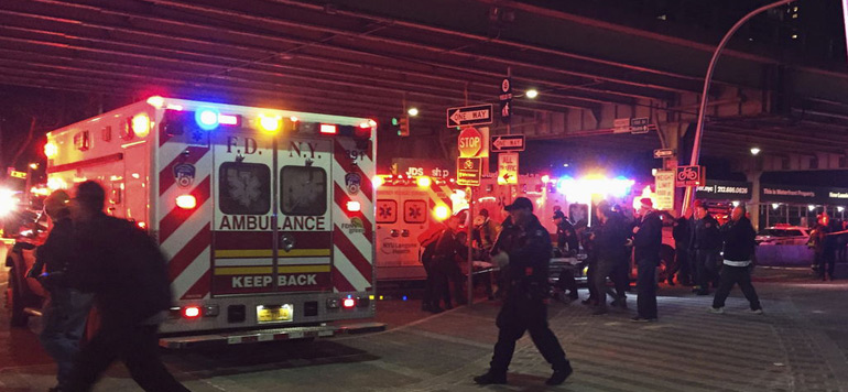 Au moins deux morts dans le crash d’un hélicoptère à New York